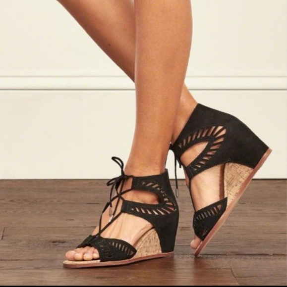 Dolce Vita Size 7.5 Women's Black Cut Out Wedge Sandals main image 0